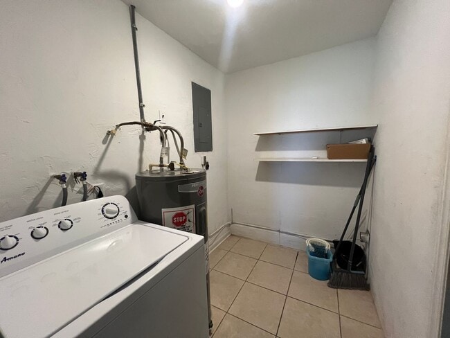 Building Photo - $1,295 ** Annual Lease ** 2 Bedroom / 1 Bath * Single Family ** Port Charlotte ** Canal