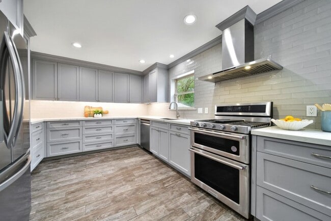 Building Photo - 10042 Briar Forest Dr