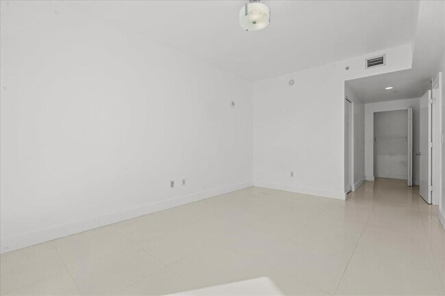 Building Photo - 3030 NE 188th St