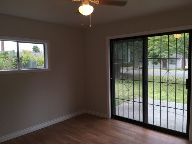 Building Photo - Charming 2 Bedroom 1 Bath Home
