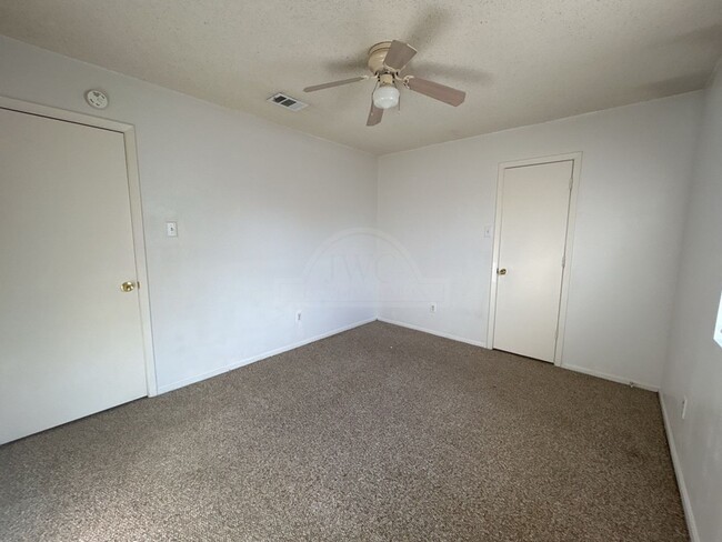 Building Photo - **2 WEEK FREE RENT***3103 Thoroughbred, Ki...