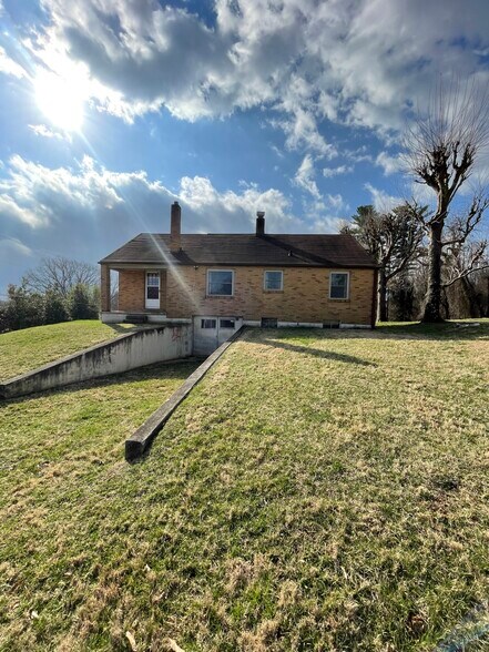 Building Photo - 679 Sand Hill Rd
