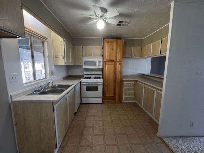 Building Photo - Spacious Rental in Bullhead City