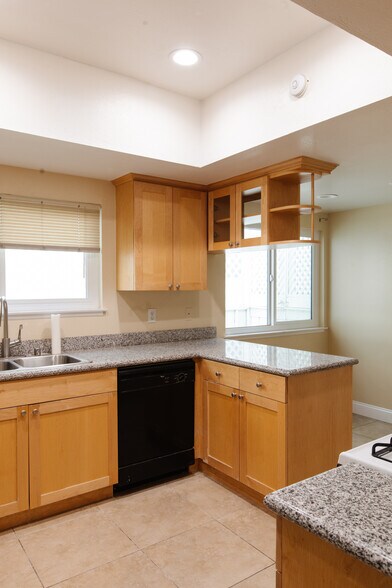 Building Photo - 10933 Wellworth Ave