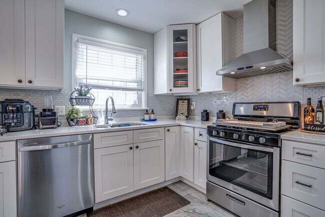 Building Photo - Gorgeous single-family home close to Belvo...