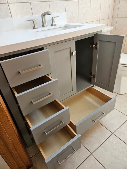 Building Photo - 6313 W Montrose Ave