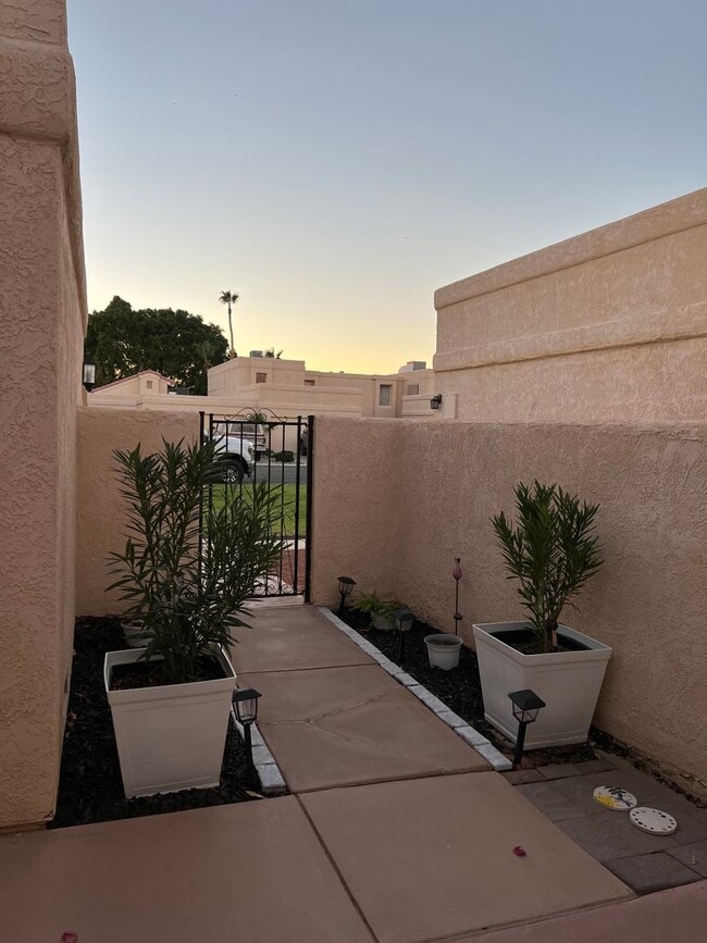 Building Photo - 10367 S Del Rey Dr