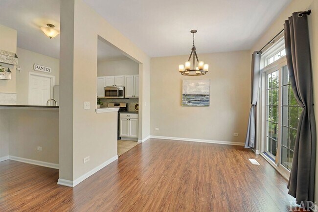 Building Photo - 533 N Red Deer Rd