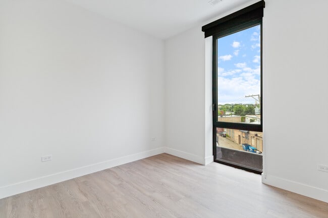 Building Photo - 3140 N Clybourn Ave