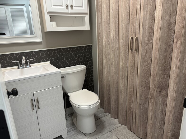 1/2 bath - 1416 Henley Rd