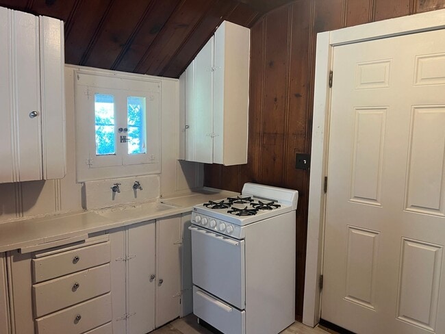 Building Photo - Studio Garage Apartment with Water/Trash/G...