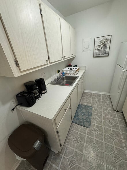 Building Photo - 1700 SW 16th Ct