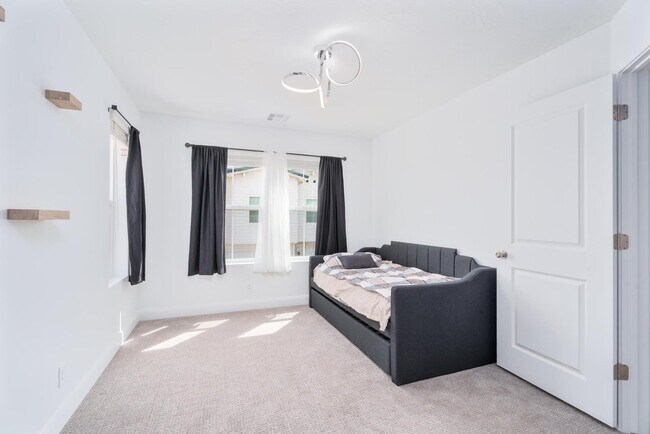 Spare bedroom 1 - 484 W Greenstone Pl