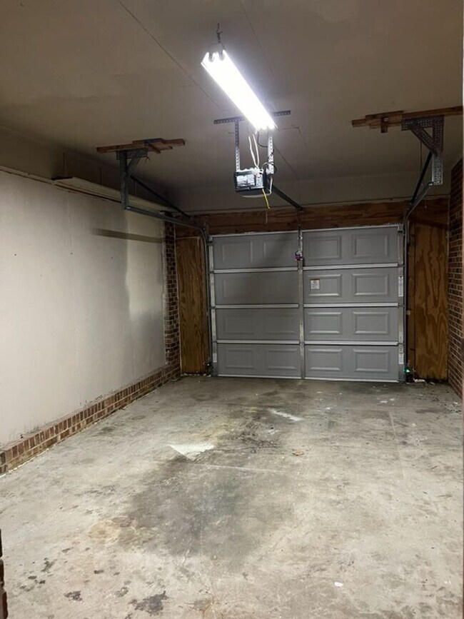 Building Photo - Newly updated 3 Bedroom/2 bath/bonus area ...
