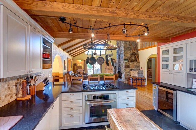 Building Photo - 525 Townsand Hollow Rd