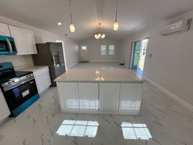 Building Photo - 2025 W Bermuda Rd