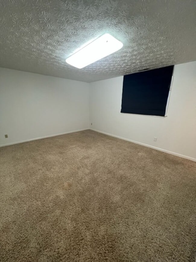 Building Photo - Gorgeous Eagle River Home w/ Open Concept Layout!