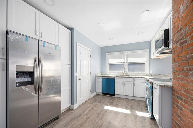 Building Photo - 97 11th St