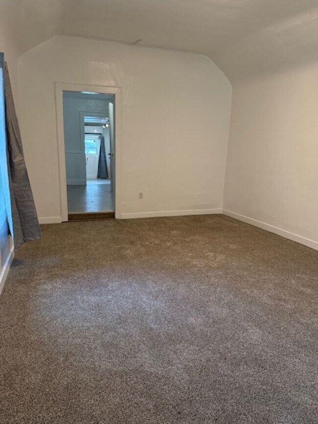 Building Photo - One Bedroom House Near Empower Field - Move In Ready!