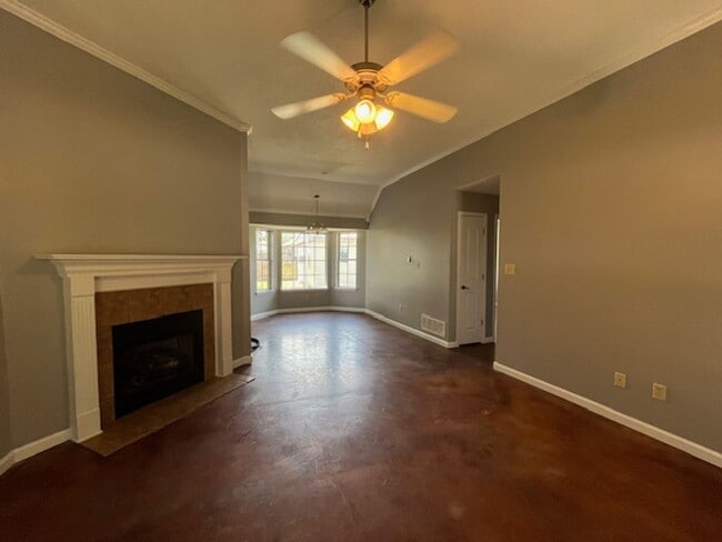 Building Photo - Very Nice 3 Bedroom 2 Bath Home with a Fen...