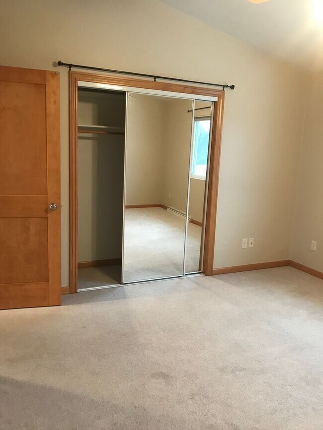 Building Photo - 2100 River Point Ct