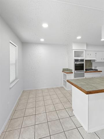 Building Photo - 2120 Vickie Dr