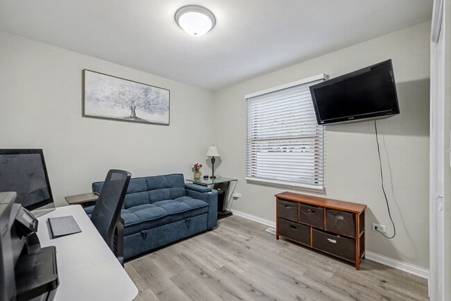 Building Photo - 2208 Root St