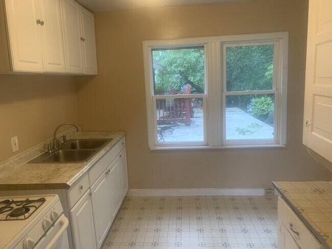 Building Photo - 2 Bedroom Upper Close to Downtown!