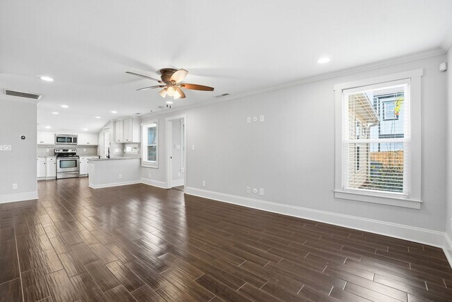 Building Photo - 3 Bedroom Home with a deck in Plaza-Midwood!