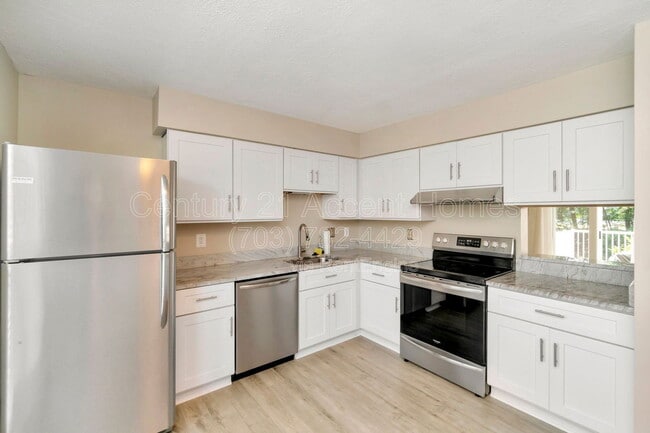 Building Photo - 2881 Burgundy Pl