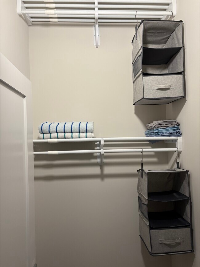 Building Photo - 2556 University Pl NW