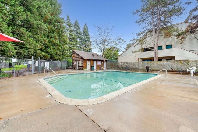 Building Photo - Beautiful 2-bedroom, 1.5-bath Townhome in the heart of Rohnert Park