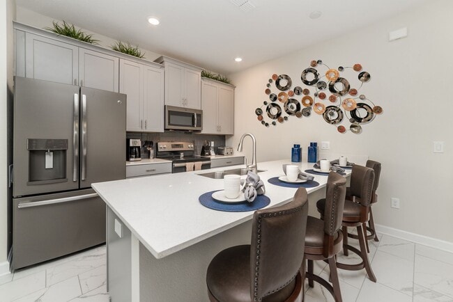 Building Photo - For Rent - Pool Townhome with 5 Bedroom 4 ...