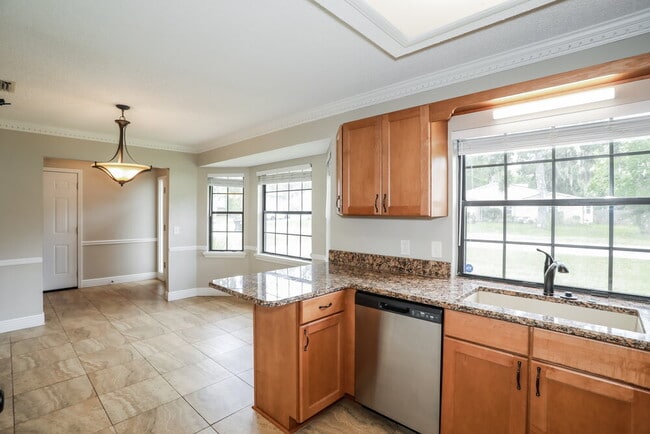 Building Photo - 6145 Island Forest Dr