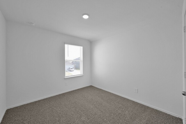 Building Photo - Never lived in 4 bed 3 bath with water views