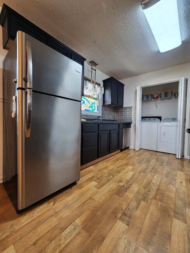 Building Photo - 1711 Oak Hill Dr S