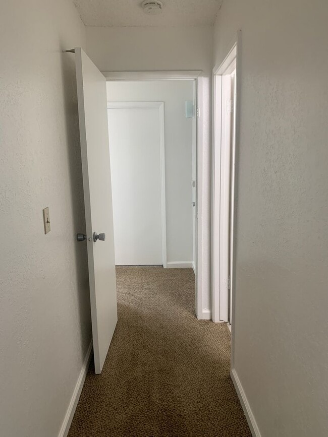 Building Photo - Lovey Townhome In Clovis!