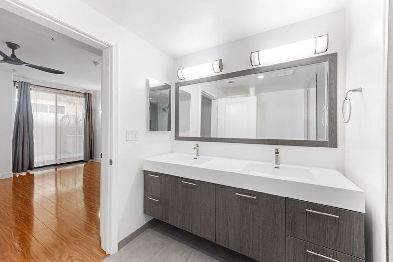 Building Photo - Modern 3 Bed, 2 Bath Condo for Lease – 1,320 Sq Ft – Prime Sherman Oaks Location