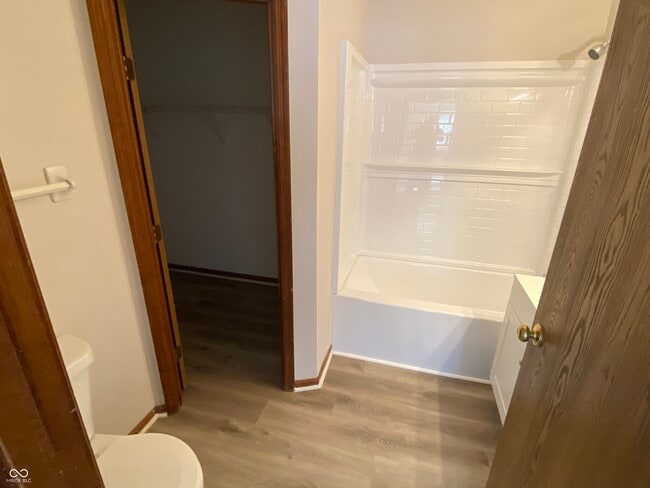 Building Photo - 5048 Shadow Pointe Dr