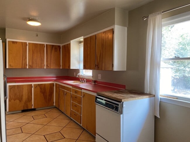 Building Photo - STUDENTS WELCOME! Ranch Home w/ Finished Basement, Fenced Yard and Two Kitchens