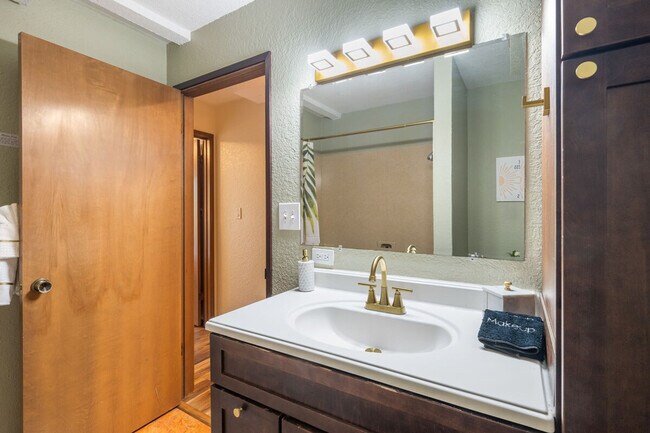 Building Photo - 5504 NE 190th St