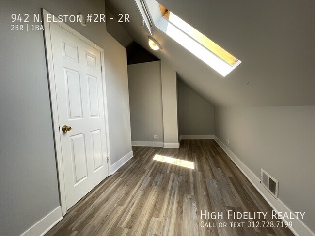 Building Photo - 942 N Elston Ave