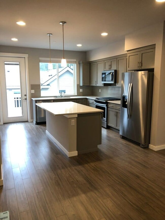 Building Photo - LIKE NEW RENTAL ~ The Forest on Filbert!