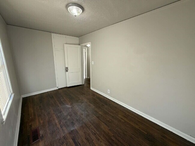 Building Photo - 1047 N New Haven Ave