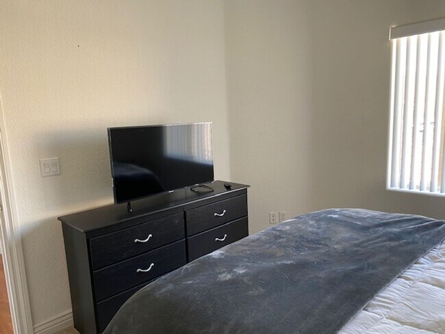 Building Photo - 3 BR + Bonus, Fully furnished, Includes Ut...