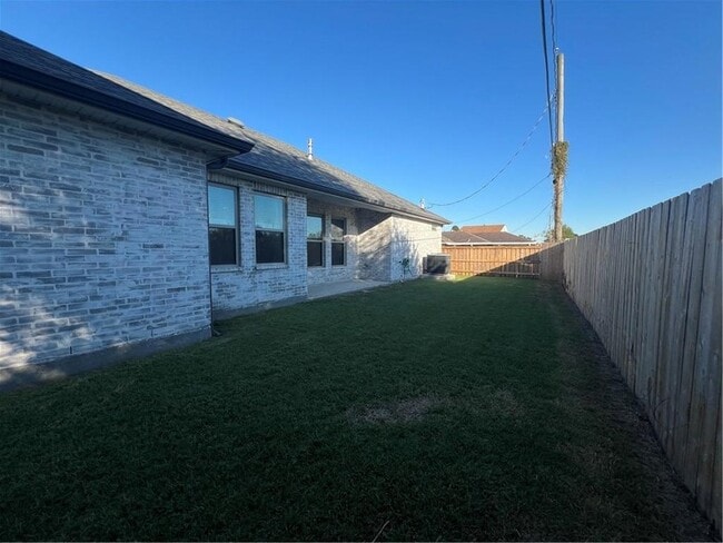 Building Photo - 2148 Pirate Dr