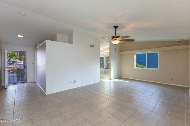 Building Photo - 6819 E Grandview Dr