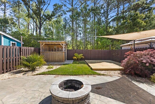 Building Photo - Beautiful Townhome with BEACH Convenience!