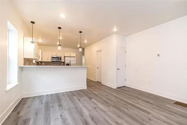 Building Photo - Beautiful 4 Bedroom Newly renovated home!