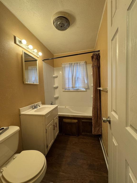 Building Photo - 2328 E Manchester St